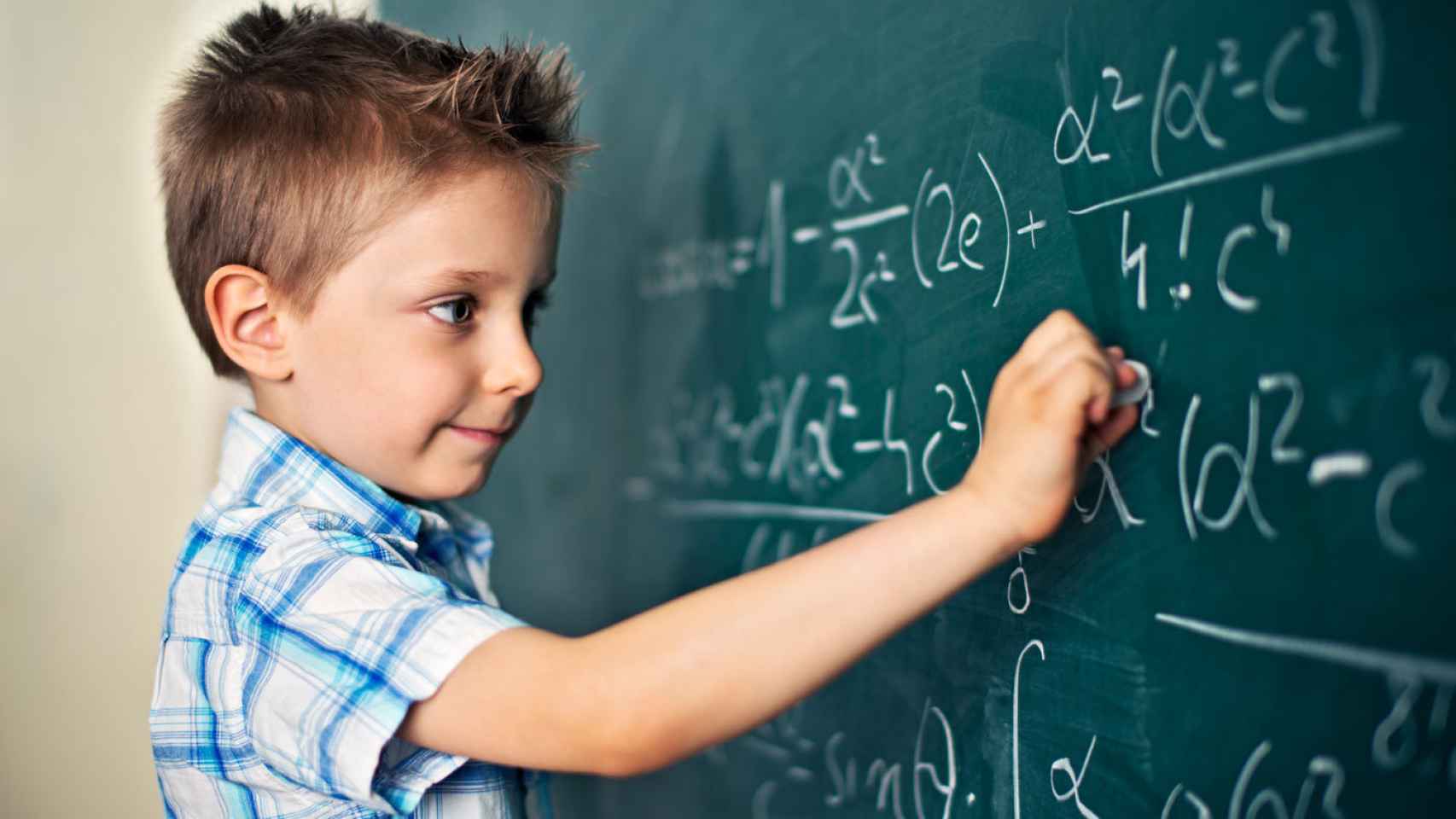 Un niño resuelve una difícil ecuación.