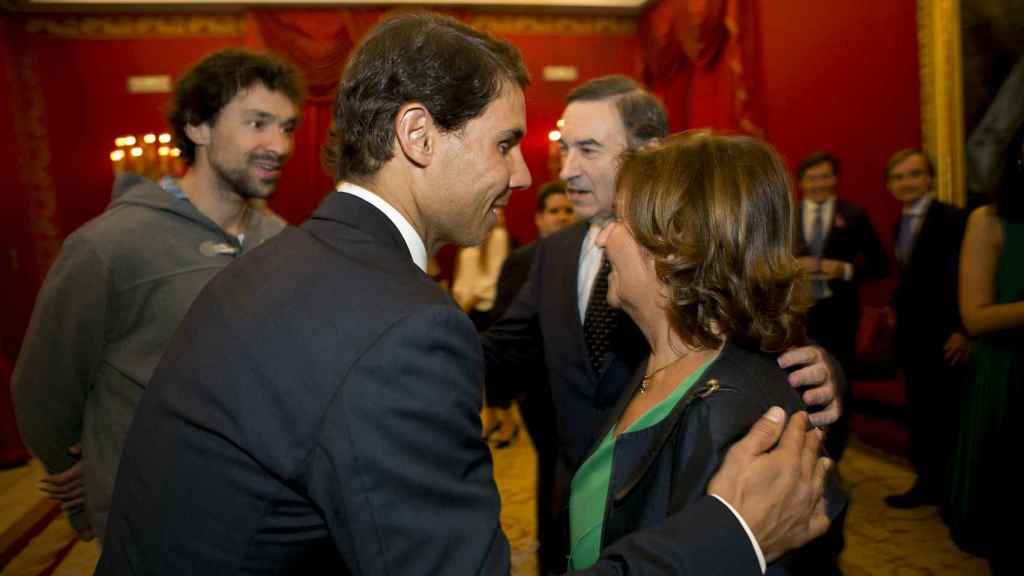 El tenista Rafa Nadal saluda a la madre de Ignacio Echeverría.