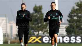 Los delanteros del Real Madrid realizan ejercicios de carrera continúa