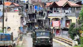 Los soldados en un camión militar en las calles de Marawi.