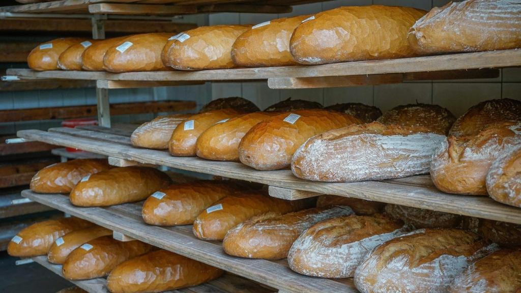 Barras de pan en el interior de un horno.
