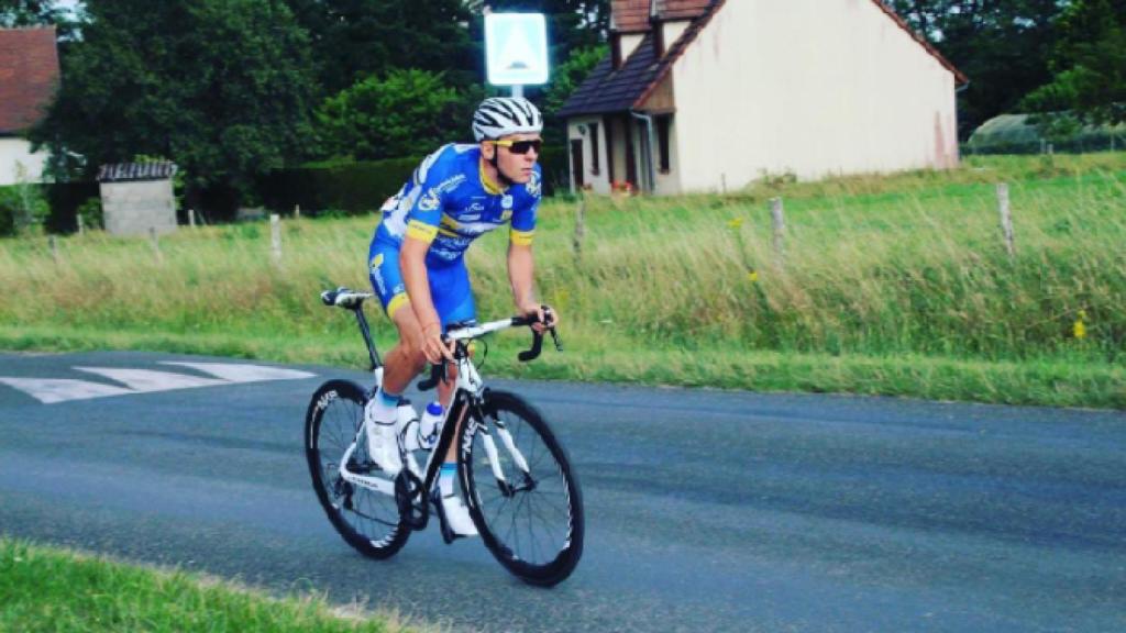 Mathieu Riebel sobre la bicicleta.