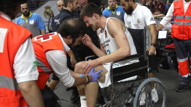 Ognjen Kuzmic al abandonar el partido entre el Real Madrid y el CSKA.