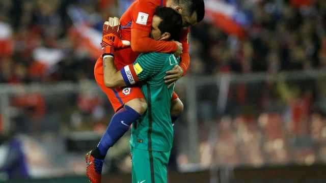Claudio Bravo se abraza con Gary Medel en un partido de Chile de hace unas semanas.