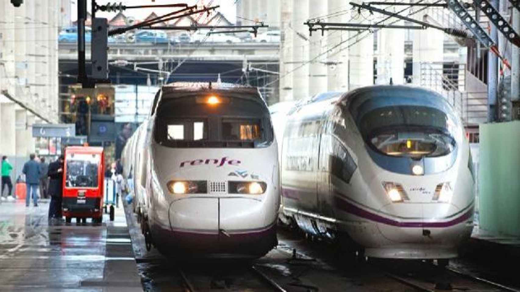 Alstom ha servido y se encarga del mantenimiento de buena parte de los trenes AVE que circulan en España, como los dos de la imagen de archivo.