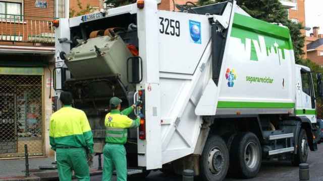 Un camión de recogida de basuras en Madrid.