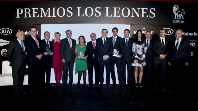 De izquierda a derecha: Alejandro de Vicente, vicepresidente de EL ESPAÑOL; Antonio Huertas, presidente de Mapfre; Florentino Pérez, Cristina Cifuentes, Alfonso Dastis,  Ana y Joaquín, padres de Ignacio Echeverría; Pedro J. Ramírez, Rafael Nadal, Rafael Catalá; Eva Fernández; Celestino García, vicepresidente de Samsung; Albert Rivera e Hilario Albarracín, presidente de KPMG