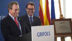 Víctor Grífols Roura, presidente de Grifols, escoltado en segundo plano por Artur Mas