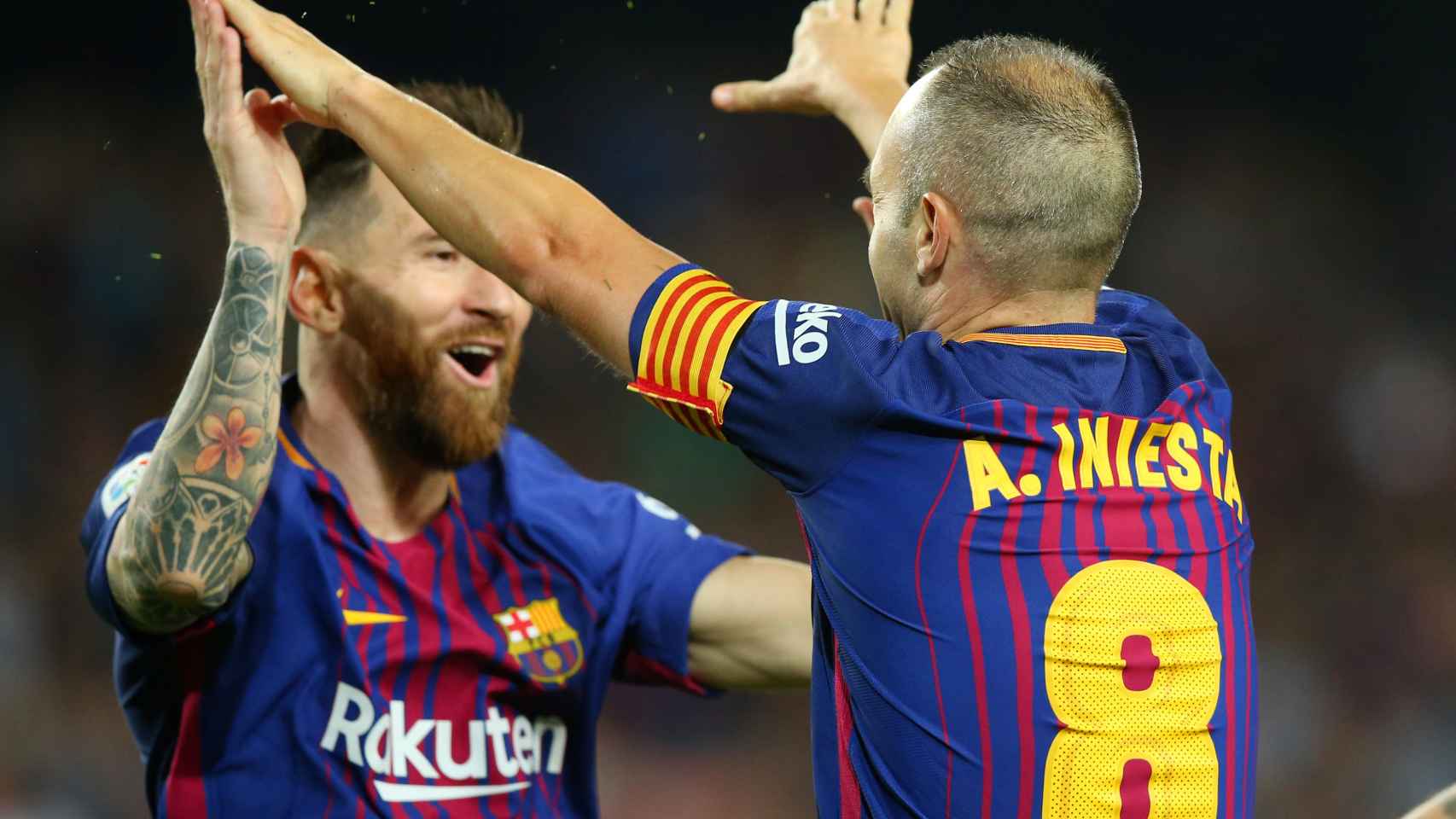 Iniesta celebra con Messi su gol en el Barcelona - Málaga.