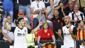 Gonzalo Guedes (i) y Zaza (d), celebran un gol del Valencia al Sevilla.
