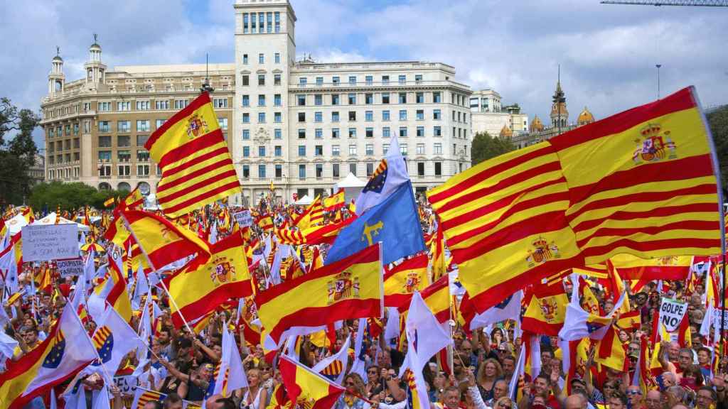 Banderas de España y Señeras en la manifestación del pasado 12 de octubre en Barcelona.