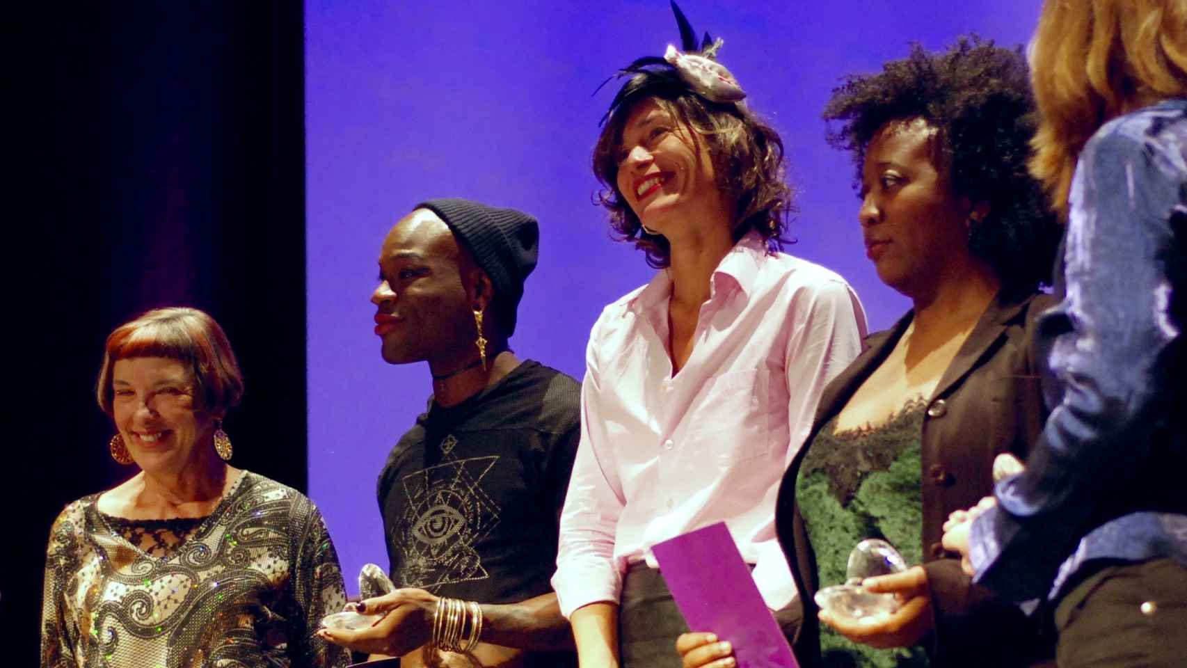 La directora María Llopis (centro) sonríe en la ceremonia de los PorYes Awards.