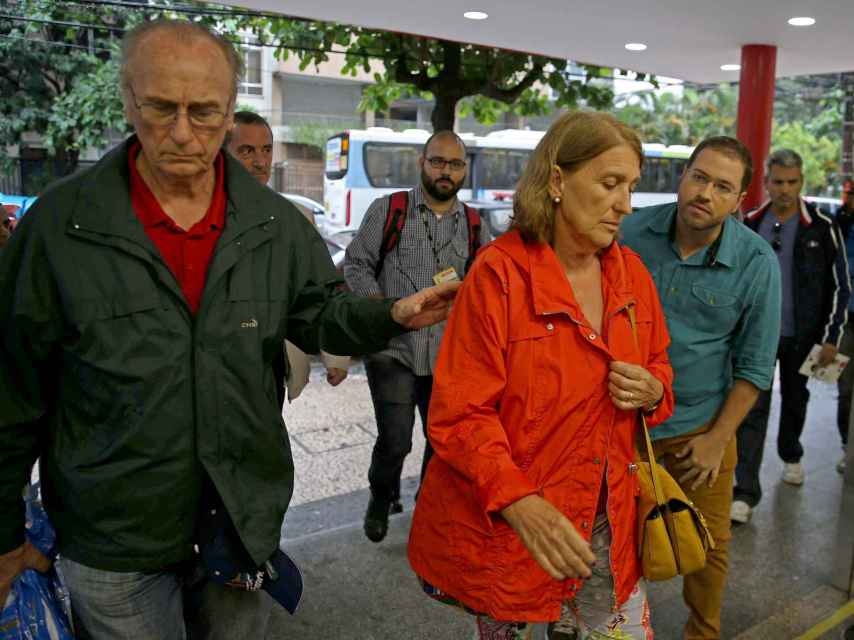El hermano y la cuñada de la turista española María Esperanza Jiménez Ruiz, de 67 años, llegan al hospital Miguel Couto en Río de Janeiro (Brasil).
