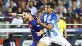 Un jugador del Málga disputa un balón con Messi. Foto Twitter (@malagacf)
