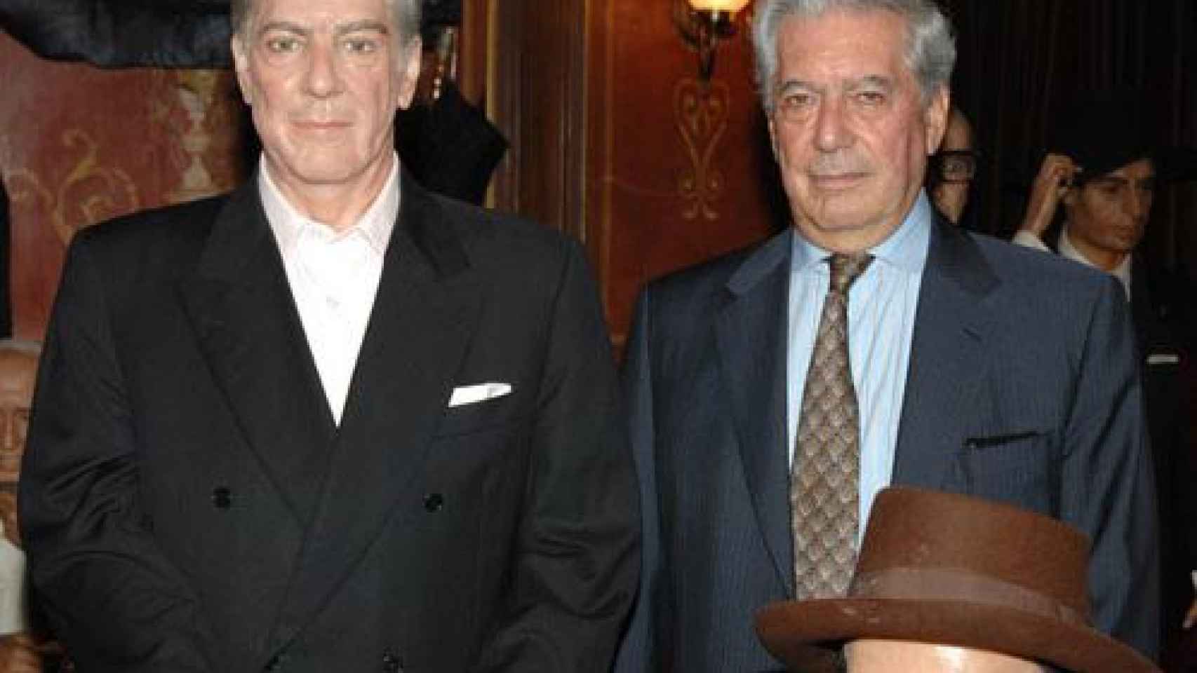 A la derecha, Mario Vargas Llosa junto a su figura de cera, a la izquierda.
