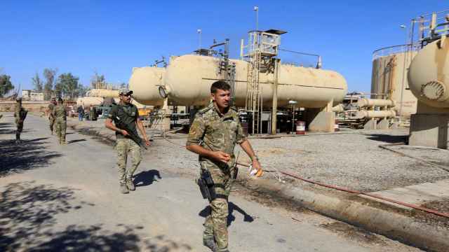 Fuerzas iraquíes controlan uno de los campos petrolíferos a las afueras de Kirkuk.