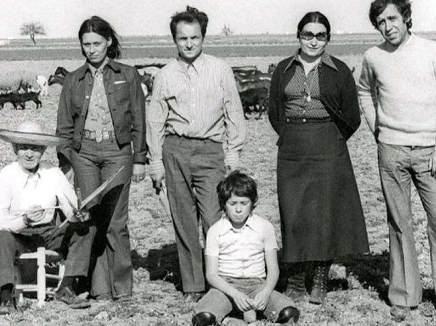 De izquierda a derecha: Antonio López Torres (sentado), Isabel Quintanilla, Antonio López García, Francesco (hijo de Isabel Quintanilla y de Francisco López), María Moreno y Francisco López en Tomelloso, 1973.