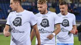 Los futbolistas de la Lazio salen con camisetas de Ana Frank.