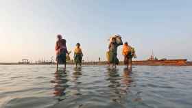 Un grupo de rohingyas caminan en un puerto de Teknaf.