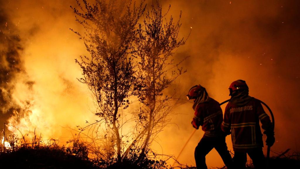 Dos bomberos portugueses combatiendo el fuego.