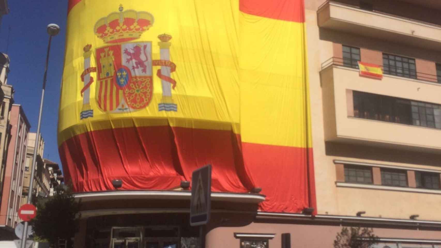 El Teatro Barceló forrado en una gran bandera de España. Cedida por Íñigo de Lorenzo.