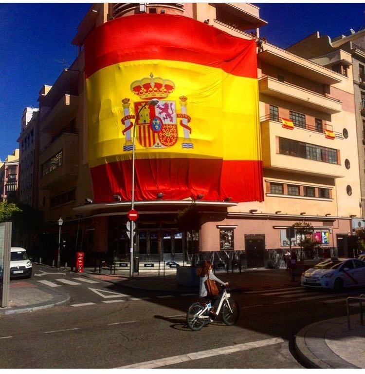 Teatro Barcelo de Madrid vestido con la bandera de España. Foto Instagram (@inigo_de_lorenzo)