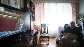 Clavero siguiendo los acontecimientos en el parlamento catalán a través del televisor de su casa.