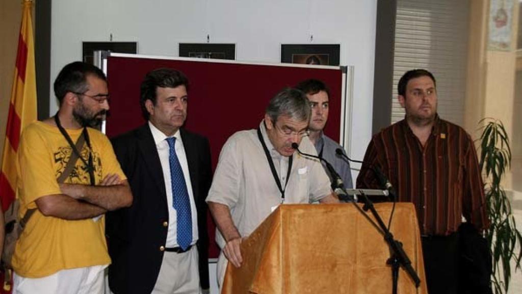 Jordi Bilbeny, del Institut de Nova Història, en el lado izquierdo del atril. Oriol Junqueras, en el lado contrario. La foto es del año 2009, cuando en Arenys de Munt se celebró la primera consulta de la historia por la independencia de Cataluña.