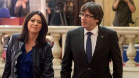 Marcela Topor junto a Carles Puigdemont en el pleno del Parlament.