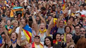 Concentrados a las puertas del Parlament celebran la independencia.