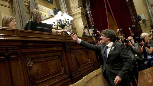 Puigdemont vota a favor del advenimiento de la república catalana.
