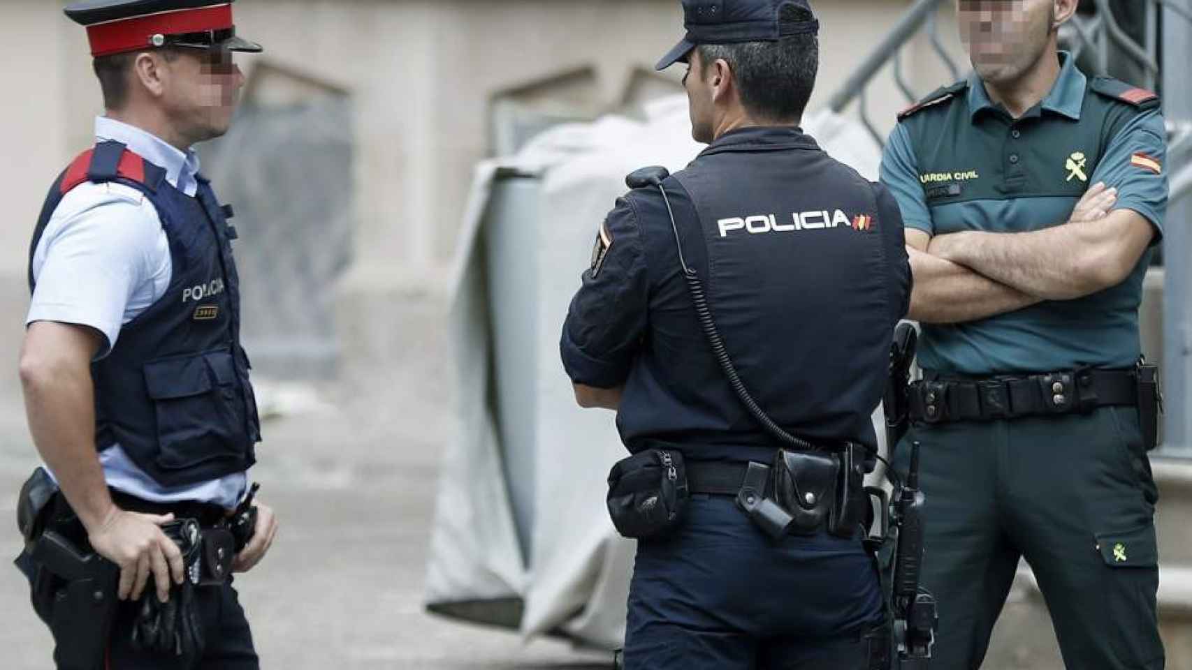 Un Mosso d' Esquadra, una Guardia Civil y un Policia Nacional, en Barcelona en septiembre de este año.