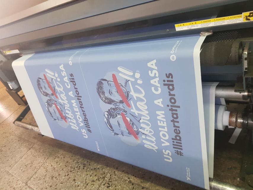 Las banderas que reclamaban libertad para los 'Jordis' se imprimeron en Málaga.