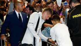 Kroos atendiendo a un fan a la llegada a Girona