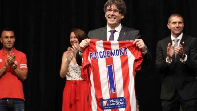 Puigdemont posa con una camiseta del Girona.