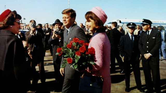 Kennedy, junto a su mujer, horas antes de ser asesinado.