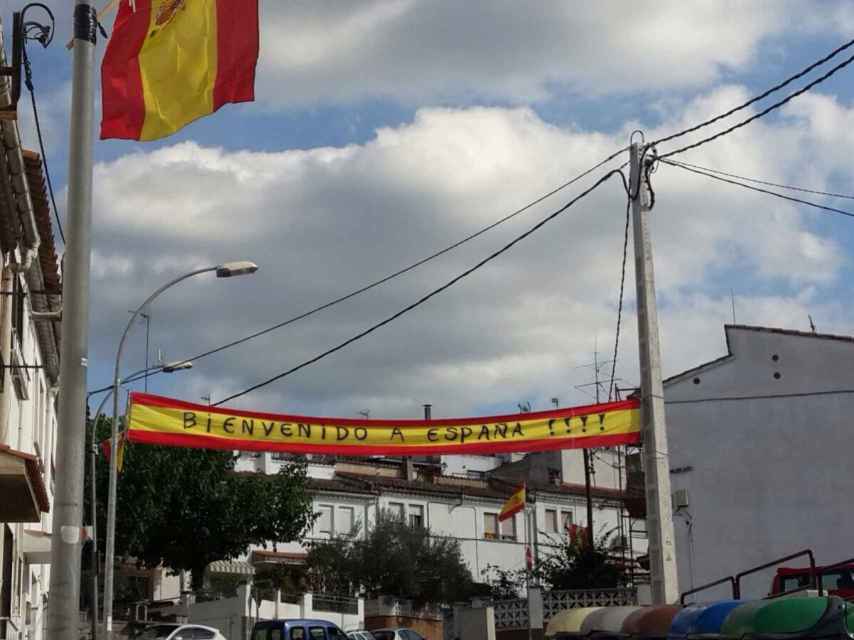 Bandera con el lema 'Bienvenido a España' que la comunidad gitana de Villaroja (Girona) han colgado a la entrada del barrio.