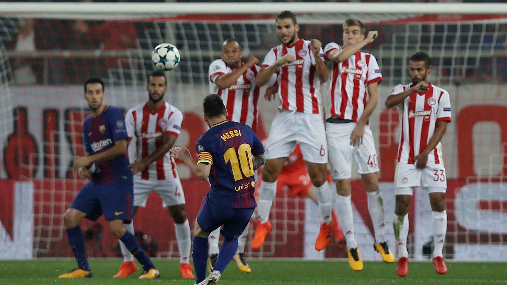 Leo Messi en una jugada a balón parado. / Reuters