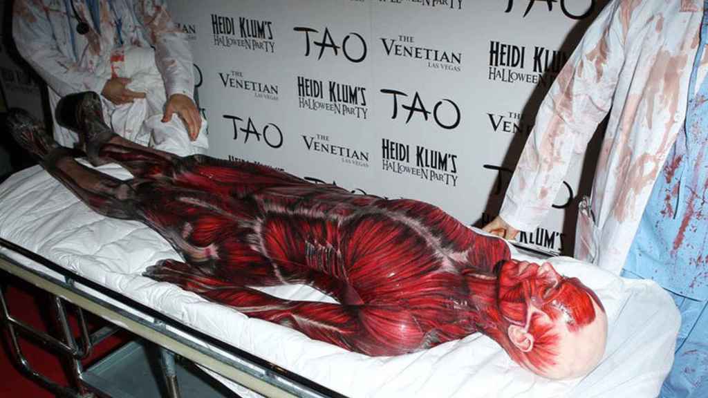 Heidi Klum de cuerpo humano sin piel.