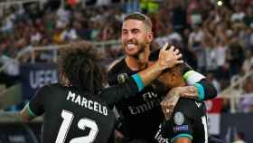 Ramos y Marcelo felicitando a Casemiro por su gol.