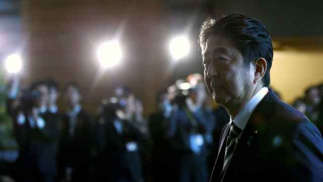 Shinzo Abe a su llegada a la residencia oficial tras su reelección
