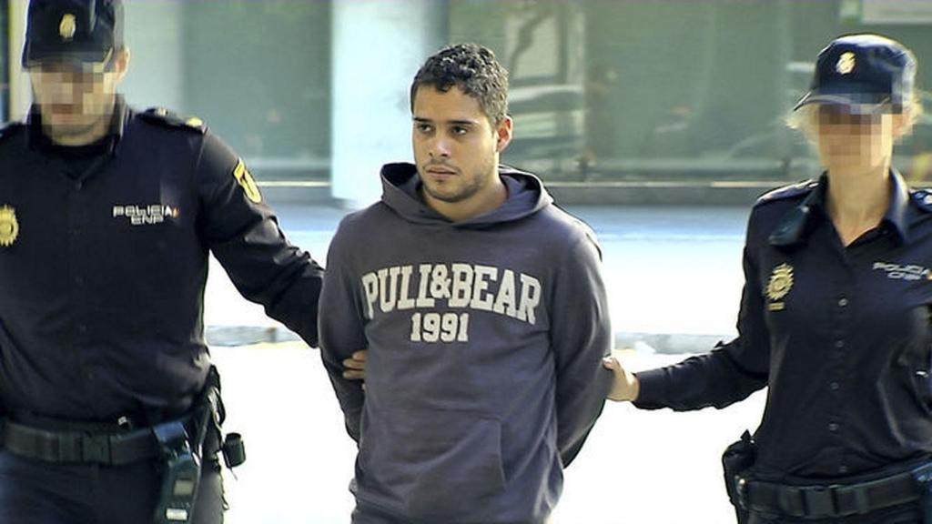 José Fernando, escoltado por dos miembros del Cuerpo Nacional de Policía