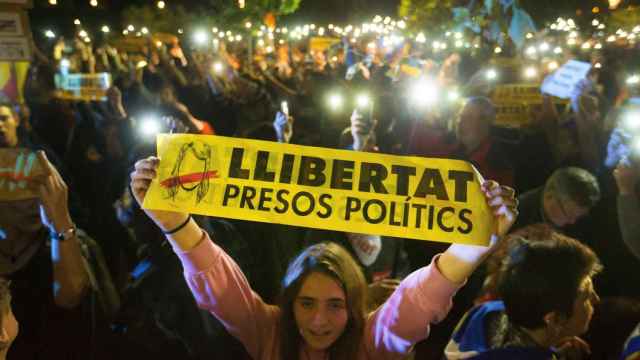 Lágrimas, drama y decepción frente al Parlamento catalán
