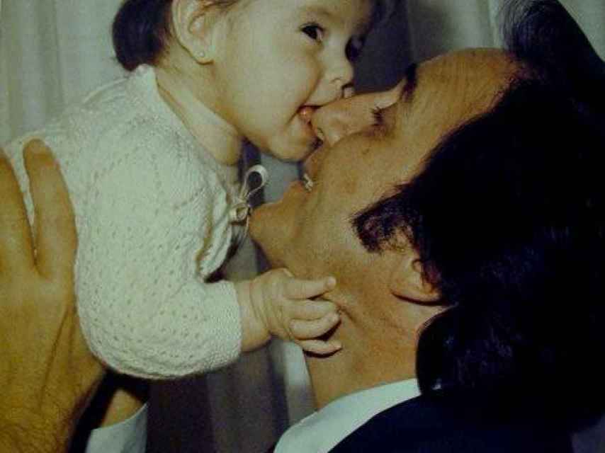 Escobar con su hija, meses después de su nacimiento.