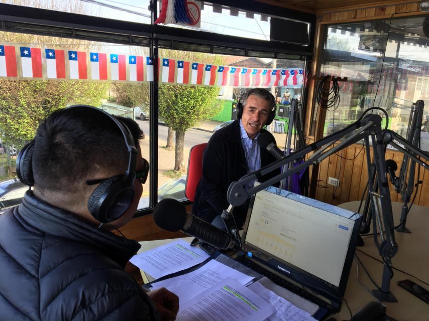 El economista asiste a un programa radiofónico en Curicó.