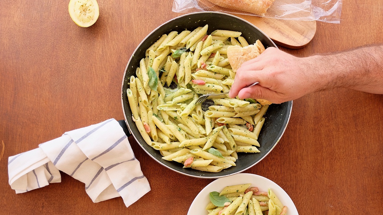 Pasta con pesto rápido de albahaca y bacon, la solución perfecta para una  cena rápida