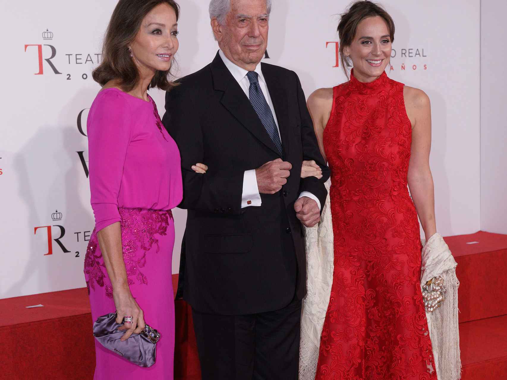 El Nobel de Literatura Mario Vargas Llosa con su mujer, Isabel Preysler, y Tamara Falcó.