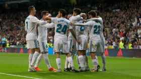 Los jugadores del Madrid felicitan a Asensio por su gol.  Fotógrafo: Pedro Rodríguez / El Bernabéu