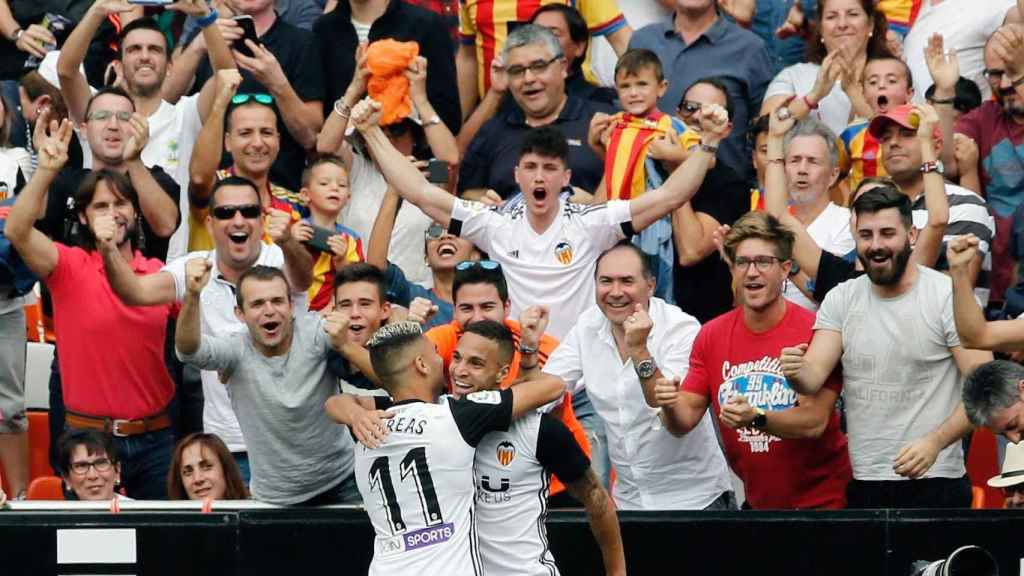 Andreas Pereira y Rodrigo celebran un gol del Valencia ante el fervor de Mestalla.