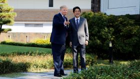 Trump, a su encuentro con Shinzo Abe.